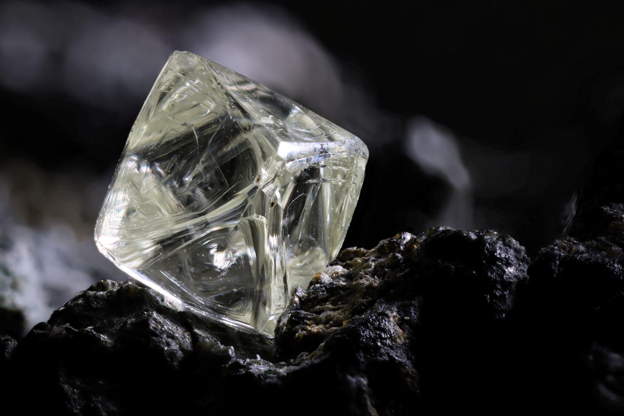 How To Identify A Rough, Raw & Uncut Diamond