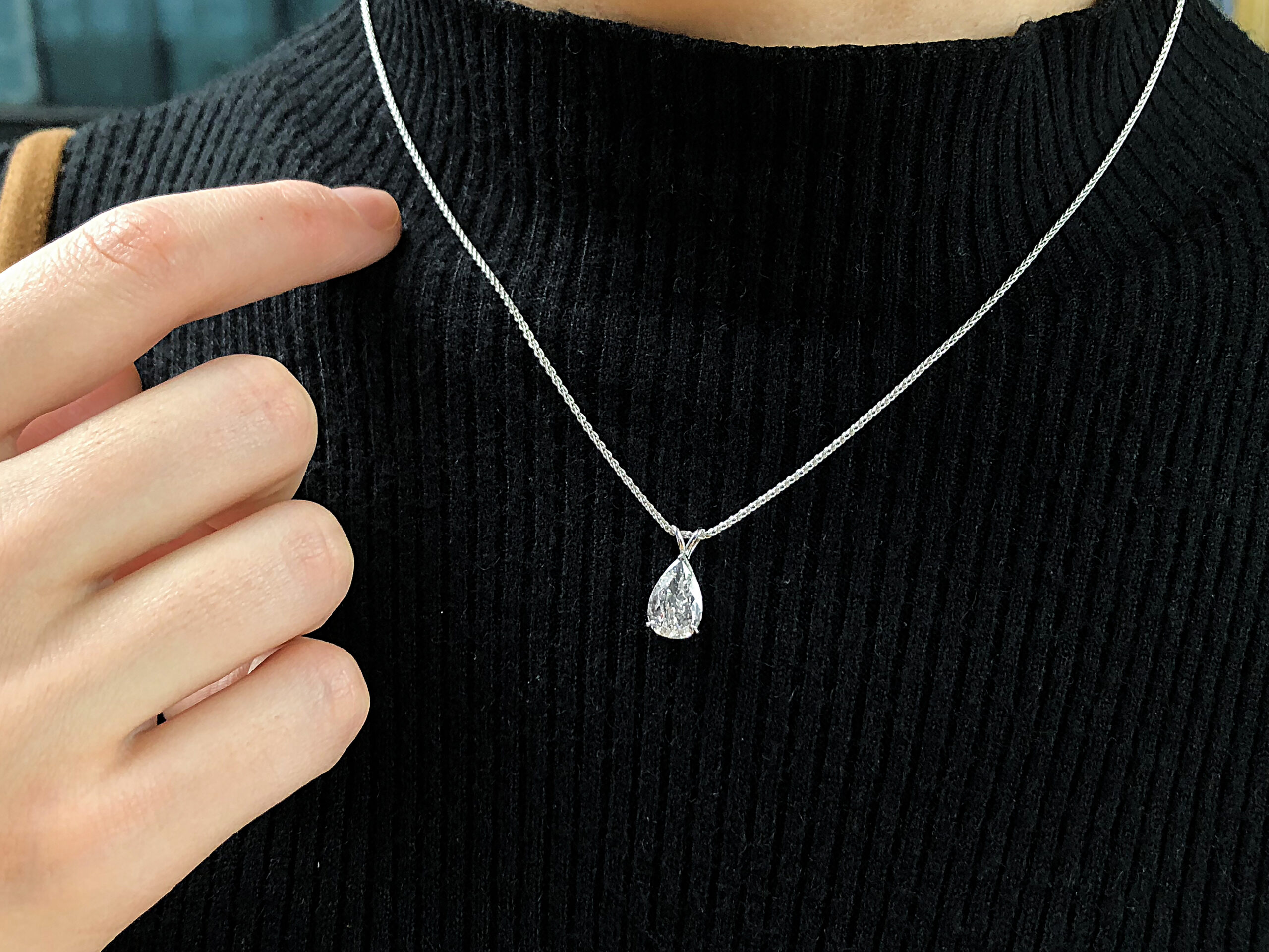 Minimalist Diamond Necklace in White Gold | KLENOTA