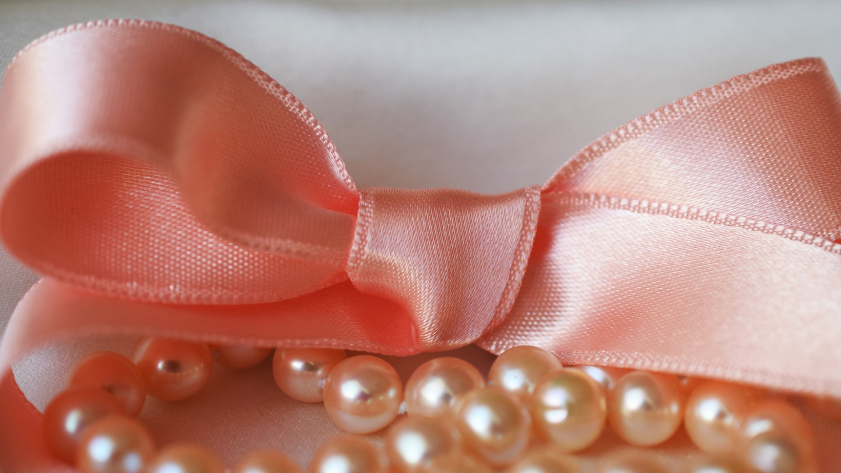 How to Tell The Exact Difference Between Fake & Real Pearls