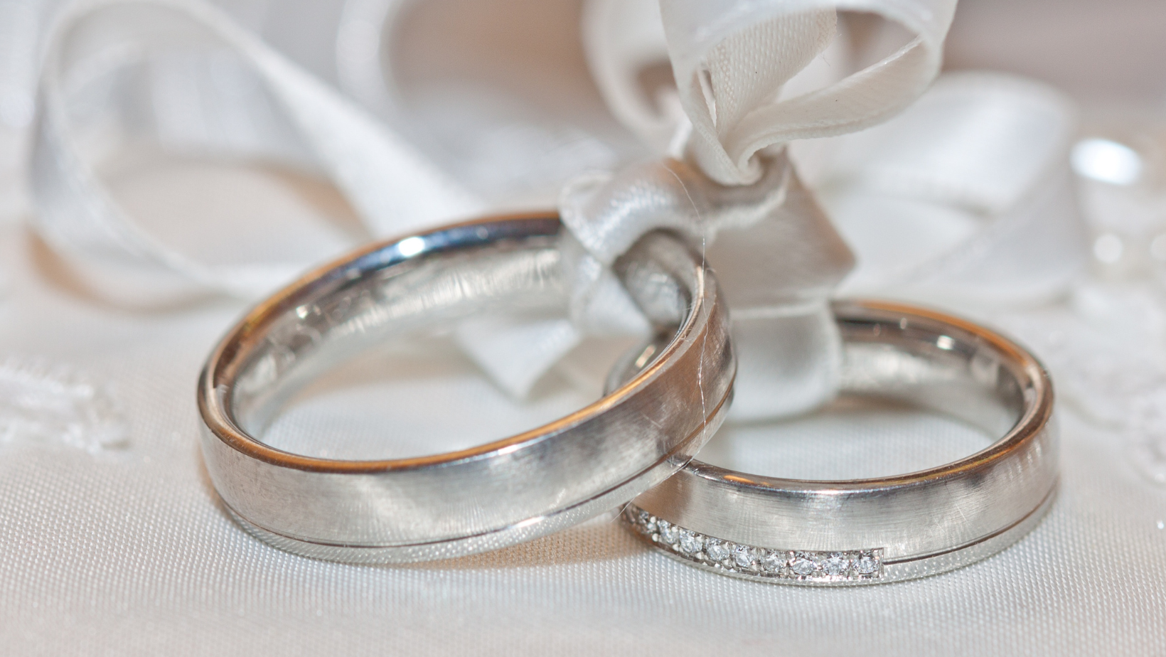 5 Soulfully Simple Wedding Rings That Still Look Luxurious