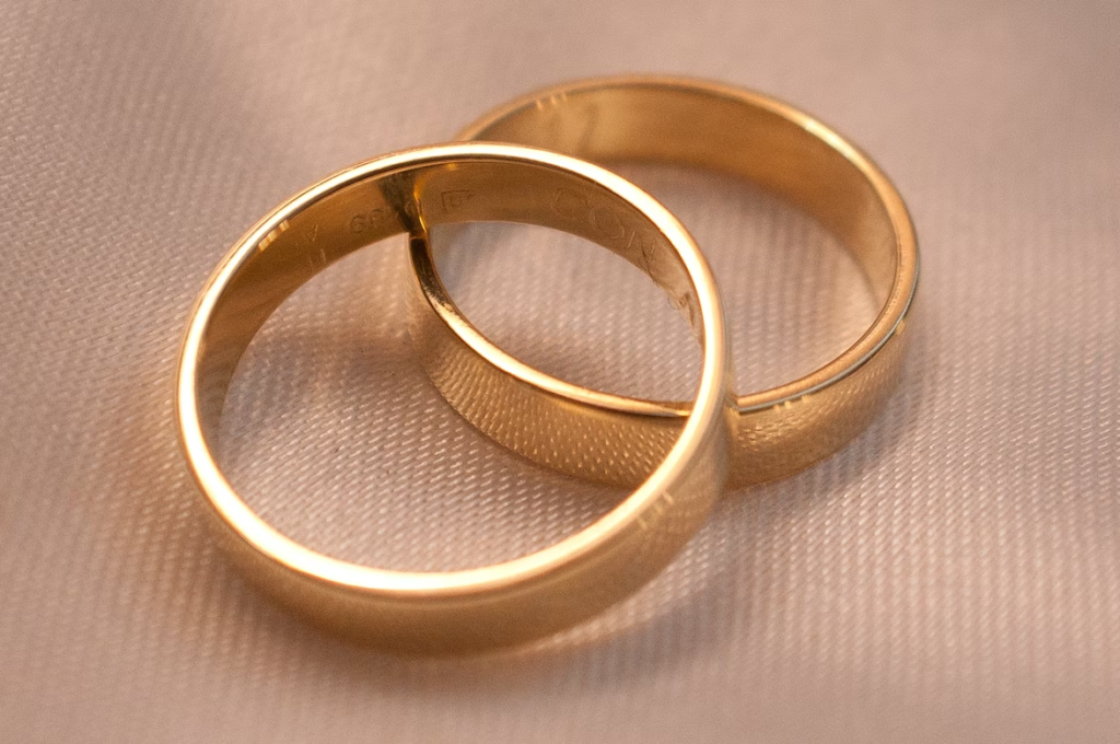 Gold simple deals wedding rings